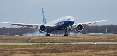 Hier landet die Boeing 777X in Frankfurt .